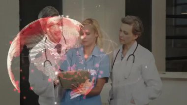 Tablet verileri inceleniyor, dijital dünya animasyonu olan doktorlar hastanede. Sağlık, teknoloji, analitik, yenilik, profesyoneller, analiz