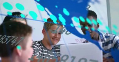 Okulda, çocuklar dizüstü bilgisayarda numara ve noktaların animasyonunu kullanıyorlar. Eğitim, teknoloji, öğrenme, dijital, sınıf, matematik