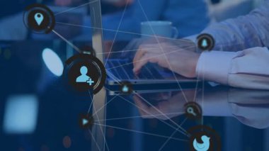 Dizüstü bilgisayarda yazmak, okul ortamında dijital ağ animasyonu yapmak. Teknoloji, eğitim, bağlantı, sınıf