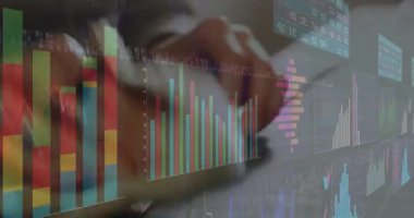 Klavyede daktilo, ofisteki kişi finansal çizelgelerin animasyonuyla çalışıyor. İş, finans, analitik, teknoloji, işyeri, veri