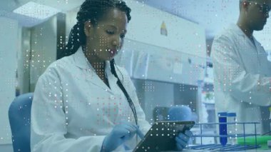 Laboratuvar önlüğü giyen bilim adamı veri işleme animasyonu kaplamalı tablet kullanıyor. Teknoloji, yenilik, laboratuvar, araştırma, analiz, profesyonel