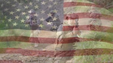 Dışarıdaki Amerikan bayrak animasyonuyla hareket halindeki askeri personel. Vatanseverlik, askerler, takım çalışması, savunma, birlik, silahlı kuvvetler