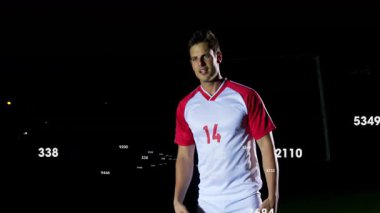 Kırmızı ve beyaz formalı, üst üste binen numaraların animasyonuyla futbol oyuncusu. atlet, spor, dijital, rekabet, dinamik