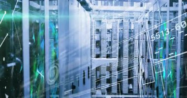 Modern veri merkezi ortamındaki sunucular üzerinde veri işleme animasyonu. Teknoloji, ağ oluşturma, siber güvenlik, veritabanı, bilgi, dijital