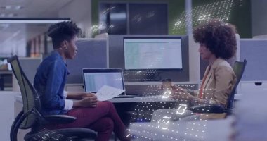 İkili kod animasyonu ile ofiste çalışmayı tartışan iki kişi. İş, işbirliği, teknoloji, iletişim, takım çalışması, kurumsal