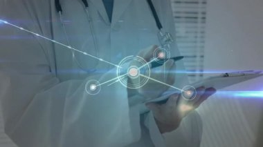 Doktor ağ bağlantıları ve veri işleme animasyon örtülü tablet kullanıyor. Teknoloji, tıp, yenilik, sağlık, dijital, bağlantı