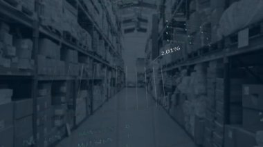 Depodaki rafları kaplayan veri analizi ve grafikleri. Lojistik, envanter, teknoloji, tedarik zinciri, dağıtım, verimlilik