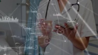 Hastanedeki dijital ağ animasyonlarını izleyen akıllı telefonları kullanarak. Teknoloji, yenilik, tıbbi, iletişim, bağlantı