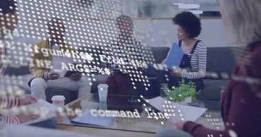 Dijital verilerle birlikte çeşitli ekipler ofiste belgeleri tartışıyor. İşbirliği, takım çalışması, şirket, analitik, beyin fırtınası, iş dünyası