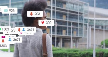 Dışarıda dikilen kişiyi kaplayan sosyal medya bildirim simgelerinin canlandırılması. Teknoloji, dijital, ağ, iletişim, alarm, akıllı telefon