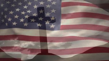 Bulutlu gökyüzü arkaplan animasyonuna karşı çapraz silueti olan Amerikan bayrağı sallamak. Vatanseverlik, din, inanç, özgürlük, bağımsızlık, maneviyat