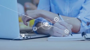 Dizüstü bilgisayarda ağ bağlantıları ve veri işleme animasyonu olan eller. Teknoloji, dijital, iletişim, bilgisayar, sanal