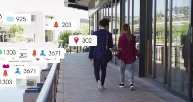 Rıhtım boyunca yürüyen iki kişi, sosyal medya bildirimlerini canlandırıyor. Teknoloji, iletişim, ağ, bağlantı, etkileşim, mobil