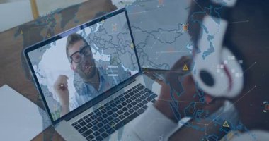 Videodaki adam küresel ağ ve veri işleme animasyonuyla örtüşüyor. Teknoloji, iletişim, sanal, dijital, bağlantı, yenilik