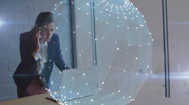 Telefonda, iş kadını etrafında dijital ağ bağlantıları olan bir dizüstü bilgisayar kullanıyor. Teknoloji, bağlantı, ağ, girişimci, iletişim, çalışma alanı