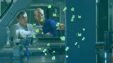 Endüstriyel ortamdaki makineler üzerinde veri işleme animasyonunu tartışan mühendisler. takım çalışması, endüstri, teknoloji, yenilik, tartışma, otomasyon