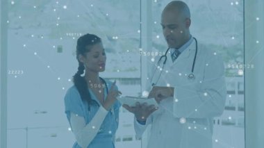 Hastanede, doktorlar dijital animasyon ile hasta verilerini tartışıyor. Tıbbi, sağlık, teknoloji, takım çalışması, yenilik, teşhis