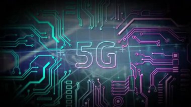 Koyu renkli animasyon arkaplanındaki 5G metni çevreleyen parlak devre desenleri. Teknoloji, bağlantı, ağ, dijital, geleceksel, kablosuz