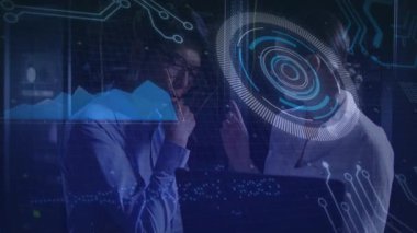 Dijital veriler analiz ediliyor, iş adamları fütüristik arayüz için animasyon kullanıyor. Teknoloji, yenilik, analitik