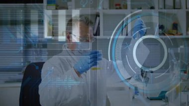 Laboratuvarda, bilim adamı dijital arayüzde geleceksel animasyonla etkileşime geçiyor. Bilim, teknoloji, yenilik, araştırma, sanal, veri