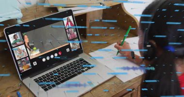 Sanal toplantıya katılan, dijital veri işleme ile uğraşan kişi. Teknoloji, yenilik, iletişim, takım çalışması, uzaktan çalışma, bağlantı