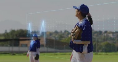 Sahada, pembe animasyon veri görselleştirmesi yapan beyzbol oyuncuları. Spor, atlet, teknoloji, performans