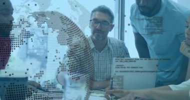 Ofiste iş birliği, dijital kod animasyonuyla dizüstü bilgisayar kullanan bir iş adamı. Takım çalışması, işbirliği, teknoloji, yazılım, yenilik, beyin fırtınası