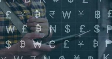Tablet kullanarak, dijital finansı temsil eden döviz sembolleriyle animasyon yapan kişi. teknoloji, kripto para birimi, işlem, yenilik, sanal, ekonomi