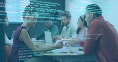 Ofiste işbirliği, dijital kod animasyonu ile çalışan ekip. İşbirliği, takım çalışması, teknoloji, yenilik, yazılım, geliştirme