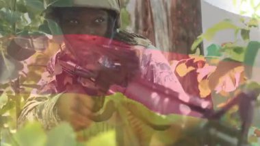 Yoğun yeşillikleri hedef alan asker, kamuflaj teçhizatında odaklanmış ve tetikte. Ordu, savaş, gizlilik, taktik, tetikte, keskin nişancı.