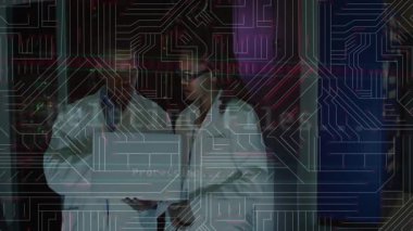 Laboratuvarda, paltolu bilim adamları devre kartı modelinin animasyonuyla çalışıyorlar. Teknoloji, yenilik, araştırma, elektronik, mühendislik, analiz