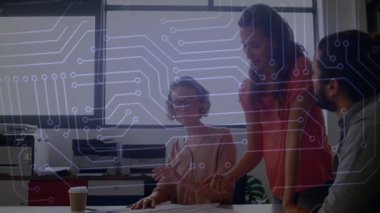 Ofiste işbirliği, devre kartı animasyon örtüsüyle çalışan ekip. Takım çalışması, işbirliği, teknoloji, yenilik, elektronik, mühendislik