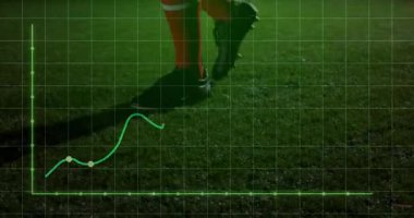 Sahada, topu olan futbolcu, performans ölçümlerini gösteren animasyon örtüsü. Spor, atlet, teknoloji, veri, analiz, fitness