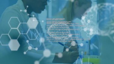 Laboratuvarda çalışan bilim adamları beyin ve moleküler yapı animasyonları üzerinde çalışıyorlar. Bilim, araştırma, laboratuvar, teknoloji, yenilik, biyoteknoloji