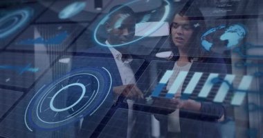 Veri analizleri, iş profesyonelleri, fütüristik dijital animasyon kaplamasını tartışıyorlar. Teknoloji, yenilik, ofis, işbirliği, beyin fırtınası