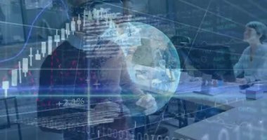 Ofiste, çeşitli iş adamları finansal veri tablolarını animasyonla analiz ediyorlar. finans, takım çalışması, işbirliği, analiz, şirket, teknoloji