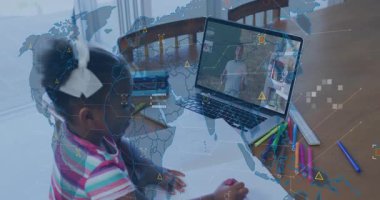 Bilgisayar ekranından dijital veri işleme animasyonuyla çevrimiçi öğrenen çocuk. Eğitim, e-öğrenme, teknoloji, sanal öğrenme, internet, yenilik