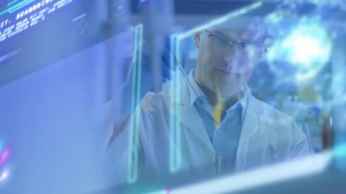 Verileri grafikler ve grafiklerle analiz etmek, laboratuvarda çalışan bilim adamı. Araştırma, analitik, bilim, deney, teknoloji, yenilik