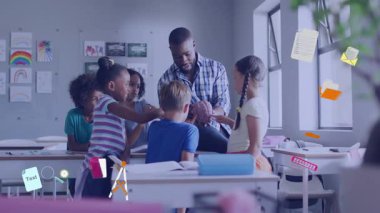 Okulda, çeşitli öğrencilerle uğraşan, animasyon simgeleriyle çevrili bir öğretmen. Eğitim, sınıf, öğrenme, öğretim, çeşitlilik, teknoloji