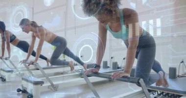 Dijital veri ile yenilikçi makineler üzerinde egzersiz yapan kadınlar animasyonu örtüyor. Fitness, pilates, egzersiz, teknoloji, sağlık, refah