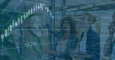 Modern ofis toplantısında finansal veri tablolarını, çeşitli iş profesyonellerini tartışıyorlar. Takım çalışması, işbirliği, çeşitlilik, analiz, sunum, strateji
