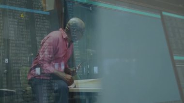 Bilgisayar başında kod ve veri işleme animasyonlarıyla çalışan bir kadın. Teknoloji, kodlama, programlama, yazılım, geliştirme, analitik