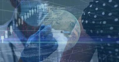 Finansal tablolarla dolu şırıngayı elinde tutmak, eldivenli ellerle animasyon yaratmak. Sağlık, finans, yenilik, aşı, küresel, ekonomi