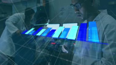 Bilim insanları verileri çubuk grafik animasyonuyla laboratuvar ortamında analiz ediyorlar. Araştırma, veri analizi, deney, yenilik, teknoloji, analitik