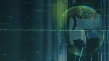 Dijital küre ve veri görselleştirme animasyonu ofiste etkileşen insanlar üzerinde. Teknoloji, ağ oluşturma, işbirliği, yenilik, takım çalışması, dijital hale getirme