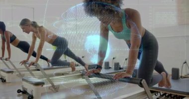 Dijital küresi ve veri animasyonu ile reformcular üzerinde egzersiz yapan kadınlar. Pilates, fitness, teknoloji, egzersiz, sağlık, egzersiz