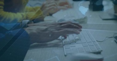 Eller klavyeye dijital veri işleme animasyonu ile yazı yazıyor. Teknoloji, bilgisayar, programlama, bilgi, kodlama, yenilik