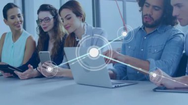 Dizüstü bilgisayarlar üzerinde çalışıyor, ağ bağlantıları olan çeşitli gruplar ofiste üst üste biniyor. İşbirliği, takım çalışması, teknoloji, dijital, iletişim, yenilik