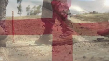 Askeri botların üzerinde Danimarka bayrağı vardı. Engebeli kayalık arazide yürüyorlardı. Vatanseverlik, yürüyüş, macera, keşif, yolculuk