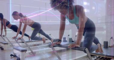 Dijital veri ile yenilikçi makineler üzerinde egzersiz yapan kadınlar animasyonu örtüyor. Fitness, pilates, egzersiz, sağlık, teknoloji, egzersiz